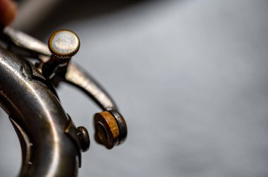 Eski bir rüzgar enstrümanının su tuşuna odaklan. - Evet. Yüksek kalite fotoğraf