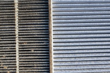 Kirli ve temiz bir otomotiv kabin filtresinin yan yana karşılaştırması. Yüksek kalite fotoğraf