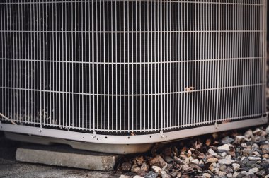 Beton kaldırım bloğu bir klima ünitesini desteklemek için kullanılıyor. Yüksek kalite fotoğraf