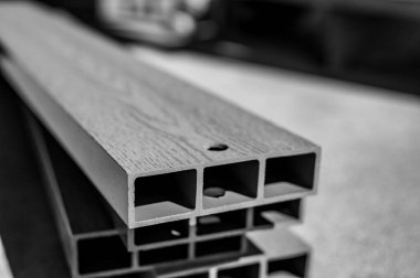 Plastiğin ucu prefabrik inşaatta ahşaba benzemesi için üretilmiş. Yüksek kalite fotoğraf