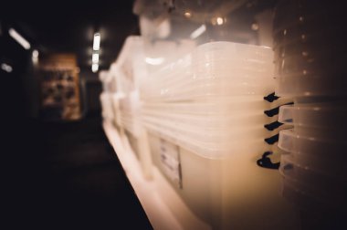 Organizasyon ve depolama için istiflenmiş plastik konteynırlar. Yüksek kalite fotoğraf
