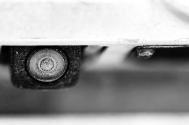 Sürücünün görememesi için çamurla, çamurla ve tozla kaplı bir aracın yedek kamerası. - Evet. Yüksek kalite fotoğraf