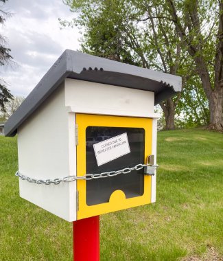 Vandalizm yüzünden küçük ücretsiz kütüphane kapandı ve kilitlendi. - Evet. Yüksek kalite fotoğraf