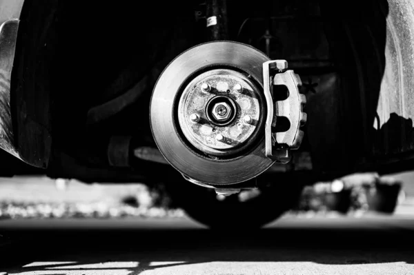 带轮胎千斤顶的汽车的轮毂很好 生锈的轮毂和支柱可见 高质量的照片 — 图库照片