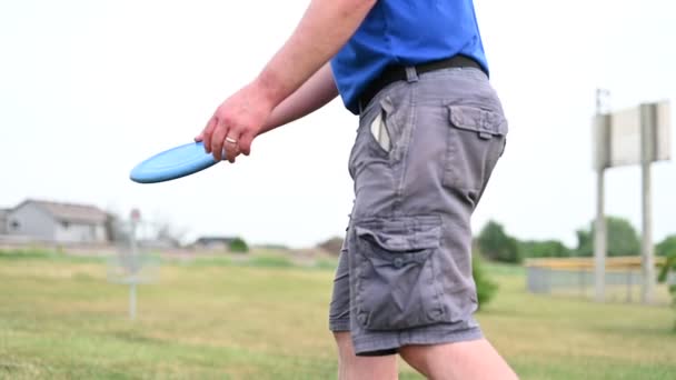 Vídeo Cámara Lenta Macho Adulto Caucásico Lanzando Disco Golf Hacia — Vídeo de stock