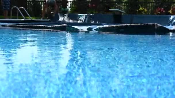 素敵な日にプールカバーを引っ張っの低角度ビュー 高品質のフルHd映像 — ストック動画