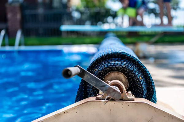 Manuální Reálné Pro Zatahovací Plovoucí Kryt Bazénu Aby Zabránilo Listí — Stock fotografie