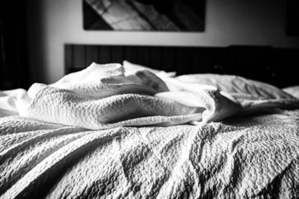 Τσαλακωμένα Σεντόνια Ενός Κρεβατιού Ξενοδοχείου Πρωί Υψηλής Ποιότητας Φωτογραφία — Φωτογραφία Αρχείου