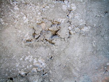 Kümelenmiş bir kümelenmenin yol açtığı beton duvardaki hava boşluğu. Yüksek kalite fotoğraf