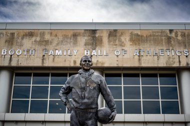 Lawrence, Kansas, ABD - 7.20.2023 - Phog Allen Heykeli Üniversite basketbol arenasının önünde. - Evet. Yüksek kalite fotoğraf