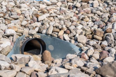 Kanatlı duvarları erozyon kontrolü için kayalarla çevrili yeraltı drenaj drenajı. Yüksek kalite fotoğraf