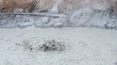 Kaliforniya 'daki Lassen Volkanik Ulusal Parkı' ndaki Sülfür Fabrikası 'nda kaynamış çamur tenceresi. - Evet. Yüksek kaliteli FullHD görüntüler