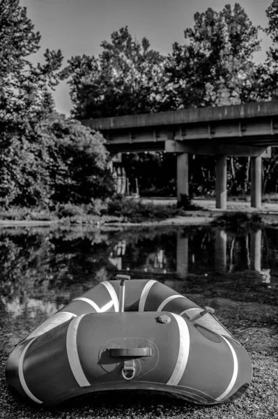 Ενιαία Φουσκωτή Σχεδία Στην Αρχή Ενός Πλωτού Ταξιδιού Ένα Ποτάμι — Φωτογραφία Αρχείου