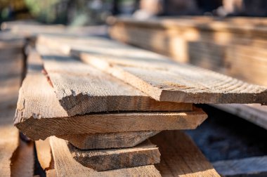 Testere değirmeninde kazığa bağlanmış kaba keresteye odaklan. Yüksek kalite fotoğraf