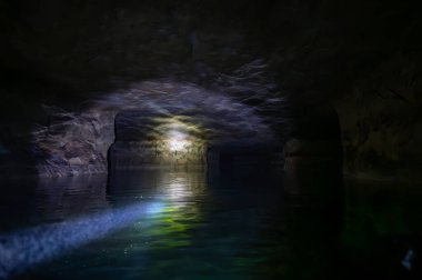 Suyla dolu terk edilmiş bir silis madeni. Yüksek kalite fotoğraf