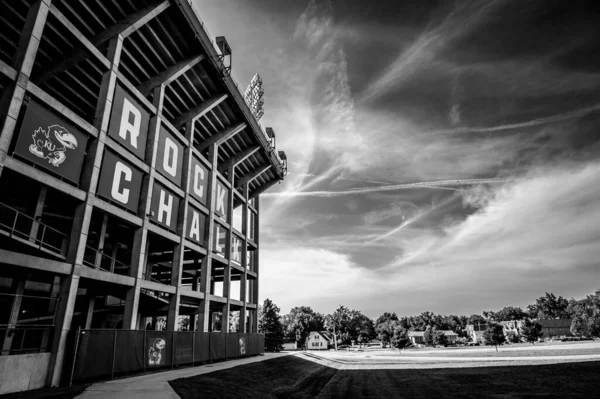 Лоуренс Канзас 2023 Знак Стороне Мемориального Стадиона Дэвида Бута Высокое — стоковое фото
