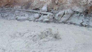 Kaliforniya 'daki Lassen Volkanik Ulusal Parkı' ndaki Sülfür Fabrikası 'nda kaynamış çamur tenceresi. - Evet. Yüksek kaliteli FullHD görüntüler