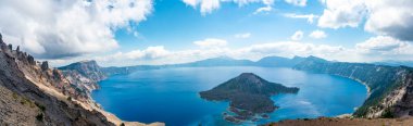 Oregon 'daki Krater Gölü ve Büyücü Adası' nın panoramik manzarası. Yüksek kalite fotoğraf