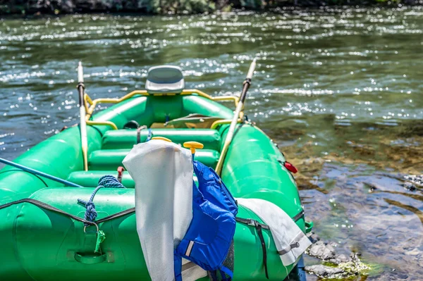 Barco Inflável Água Branca Sentado Água Pronto Para Iniciar Uma — Fotografia de Stock
