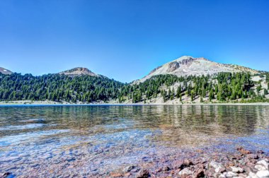 Lassen Volkanik Ulusal Parkı 'ndaki Helen Gölü' nün kenarından HDR manzarası. - Evet. Yüksek kalite fotoğraf