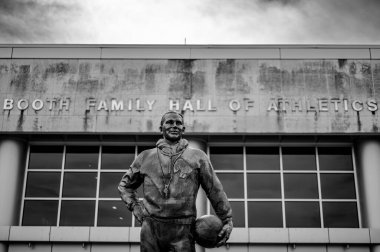 Lawrence, Kansas, ABD - 7.20.2023 - Phog Allen Heykeli Üniversite basketbol arenasının önünde. - Evet. Yüksek kalite fotoğraf