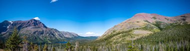 Montana, ABD 'deki Buzul Ulusal Parkı' ndaki Logan Pass 'tan gizli göl görüntüsü. - Evet. Yüksek kalite fotoğraf
