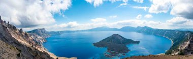 Oregon 'daki Krater Gölü ve Büyücü Adası' nın panoramik manzarası. Yüksek kalite fotoğraf