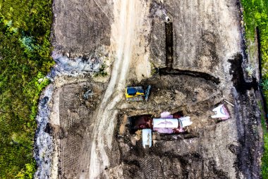 Dozer, bağlantı noktası için hazır iki hendeği olan açık bir çukurun yanında. - Evet. Yüksek kalite fotoğraf