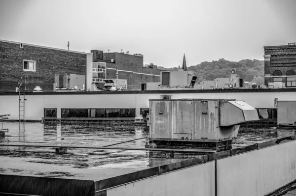 Rooftop Βιομηχανικών Χειριστής Αέρα Κατά Διάρκεια Μιας Καταιγίδας Υψηλής Ποιότητας — Φωτογραφία Αρχείου