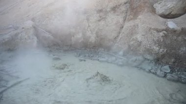 Kaliforniya 'daki Lassen Volkanik Ulusal Parkı' ndaki Sülfür Fabrikası 'nda kaynamış çamur tenceresi. - Evet. Yüksek kaliteli FullHD görüntüler