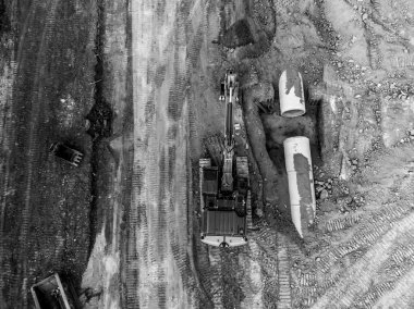 Açık bir hendeğin yanında kazıcı ve bağlantı noktası için iki kanal hazır. - Evet. Yüksek kalite fotoğraf