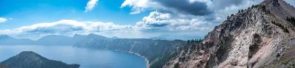 俄勒冈州火山口湖和魔法师岛全景 高质量的照片 — 图库照片
