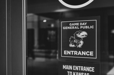 Lawrence, Kansas, ABD - 7.2023 - Kansas Jayhawks Üniversitesi 'nin atletik binasına genel halk için oyun girişi. Yüksek kalite fotoğraf