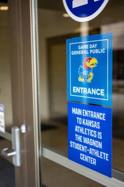 Lawrence, Kansas, ABD - 7.2023 - Kansas Jayhawks Üniversitesi 'nin atletik binasına genel halk için oyun girişi. Yüksek kalite fotoğraf