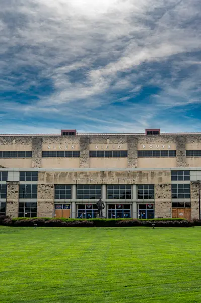 カンザス州ローレンス 2023 カンザス大学ジェイホークスがバスケットボールをするアレン フィールドハウスのフロントビュー 高品質の写真 — ストック写真