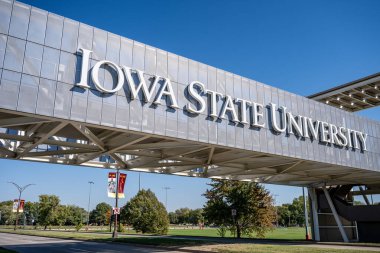 Ames, IA, ABD - 10.1.2023: Iowa Eyalet Üniversitesi 'ndeki Jack Trice Stadyumu' na giden köprü logosuna odaklan. - Evet. Yüksek kalite fotoğraf