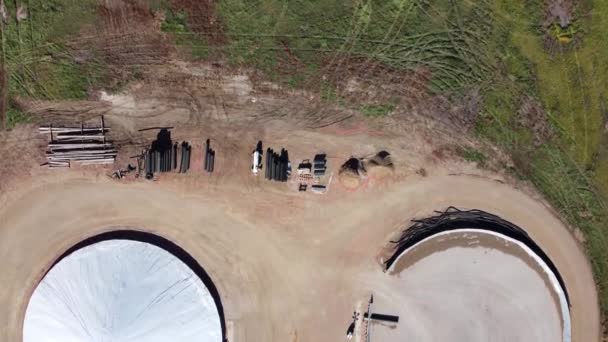 Drohnenblick Über Zwei Getreidelagerhaufen Die Gefüllt Und Abgedeckt Werden Hochwertiges — Stockvideo