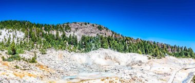Lassen Volkanik Ulusal Parkı 'ndaki Bumpass Cehennem Hidrotermal Bölgesi, Kaliforniya, ABD. Yüksek kalite fotoğraf