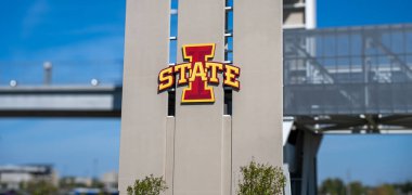 Ames, IA, ABD - 10.1.2023: Iowa Eyalet Üniversitesi 'ndeki Jack Trice Stadyumu' na giden köprü logosuna odaklan. - Evet. Yüksek kalite fotoğraf