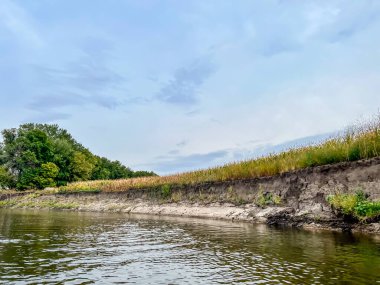 Suyun kenarına sıra sıra ekme gibi kötü bir tarım uygulaması. Yüksek kalite fotoğraf