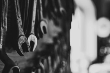 Bir atölyenin duvarına monte edilmiş anahtarlar. - Evet. Yüksek kalite fotoğraf