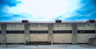 Lawrence, Kansas, ABD - 7.2023 - Allen Fieldhouse arenasında bina tabelası. - Evet. Yüksek kalite fotoğraf