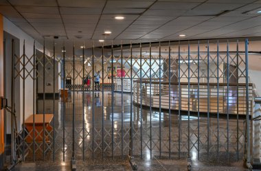 Makas kapısı, binanın bir bölümünü kapatmak için koridorun karşısına geçmiş. Yüksek kalite fotoğraf