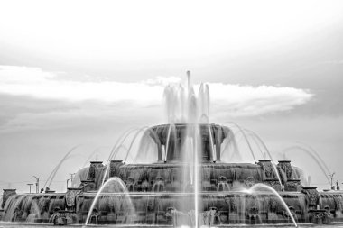 Chicago Buckingham çeşmesi sabah Grant Park 'ta bulutlu ve mavi gökyüzüyle. Yüksek kalite fotoğraf