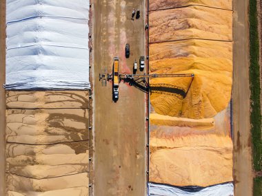 İHA görüntüsü, doldurulan ve kapatılan iki tahıl ambarı üzerinde. Yüksek kalite fotoğraf