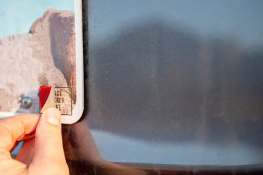 Araç plakasına yeni bir plaka yapıştırıyorum. - Evet. Yüksek kalite fotoğraf