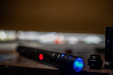 Kabzalı, neon bıçaklı, ses panelli ve kontrol çipli bir aletten lazer kılıcı yapmak için çeşitli parçalar. - Evet. Yüksek kalite fotoğraf