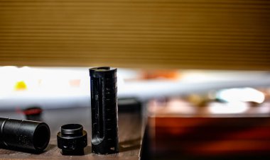 Kabzalı, neon bıçaklı, ses panelli ve kontrol çipli bir aletten lazer kılıcı yapmak için çeşitli parçalar. - Evet. Yüksek kalite fotoğraf