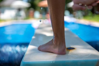 Genç bir çocuk havuza atlarken seçici bir şekilde yüzme tahtasına odaklan. - Evet. Yüksek kalite fotoğraf