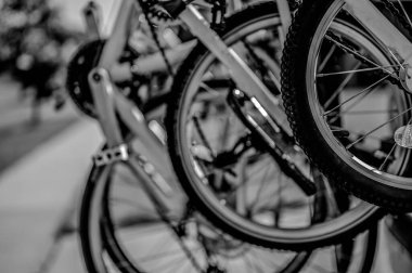 Arka monte edilmiş bisiklet parkı bir araç römorkörüne bağlı. - Evet. Yüksek kalite fotoğraf